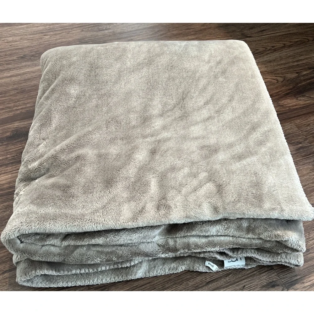 Ugg Novah Bed Blanket Measuring Approximately 110